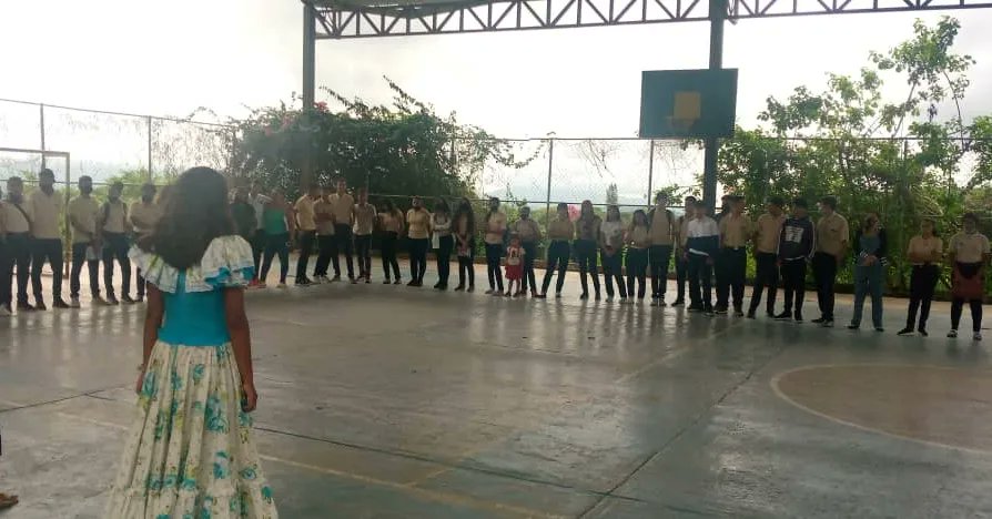 UNELMLK_Oficial's tweet photo. #26mayo 
Hoy también estuvimos presentes en el Liceo Maestro "Jorge Antonio Rodríguez" en el sector El Cercado, junto a la Misión Sucre y la @ucvag_oficial dando orientación vocacional a los futuros  bachilleres de la República Bolivariana de Venezuela.
@NicolasMaduro @mppeduniv https://t.co/6RCvbOrLDF