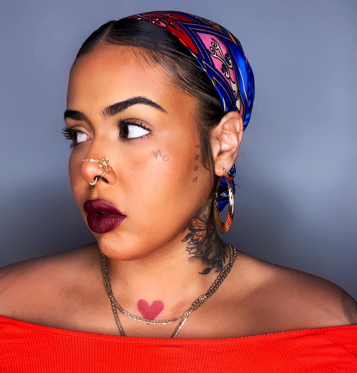 ElianaAnswers's tweet photo. Griselda 😂 on the lips by @fentybeauty 🤌🏾😏 sometimes not all looks need lashes all I needed was my bold lip 💄 
@sheglamofficial freckle tint insta-ready setting powder 
@ABHcosmetics illuminate foundation 36.5c 
@LauraGeller mascara + tropic hues blush 
#makeup  #abh https://t.co/HhBisaBcf4
