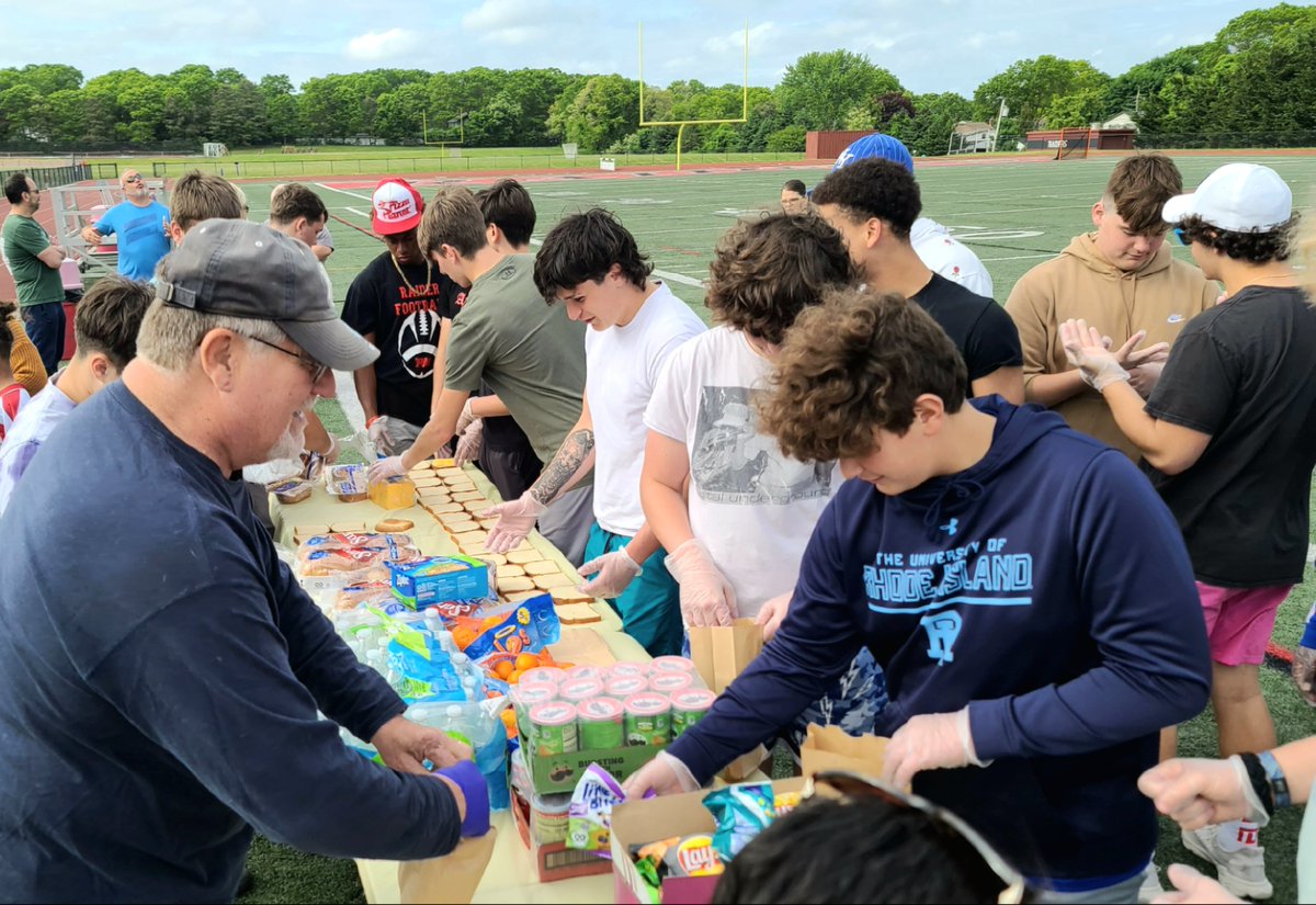 PATMED_RAIDERS's tweet image. Today our Student-athletes packed over 100 bagged lunches to feed the homeless through the St. Frances De Sales church Soup kitchen of Patchogue. Vibe was great &amp;amp; everyone was there for the same common cause. Very proud event for all. #community #raidersgiveback #Raiders 🔴⚪️⚫️🏴‍☠️