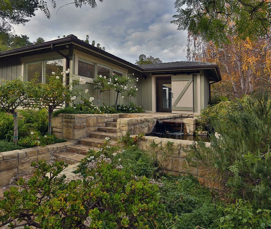 ParadisRetreats's tweet photo. Shadowbrook is nestled in one of Montecito's exclusive neighborhoods tucked below the foothills and has been a popular vacation rental since 2013.

🛏️ 4 Beds
🛁 4 Bathrooms
👩‍👩‍👧‍👦 Sleeps 8

https://t.co/F1gvbrIv46

#ParadiseRetreats #SeeSB #BookDirect #Shadowbrook #PropertyFeature https://t.co/cYbA48CVC0