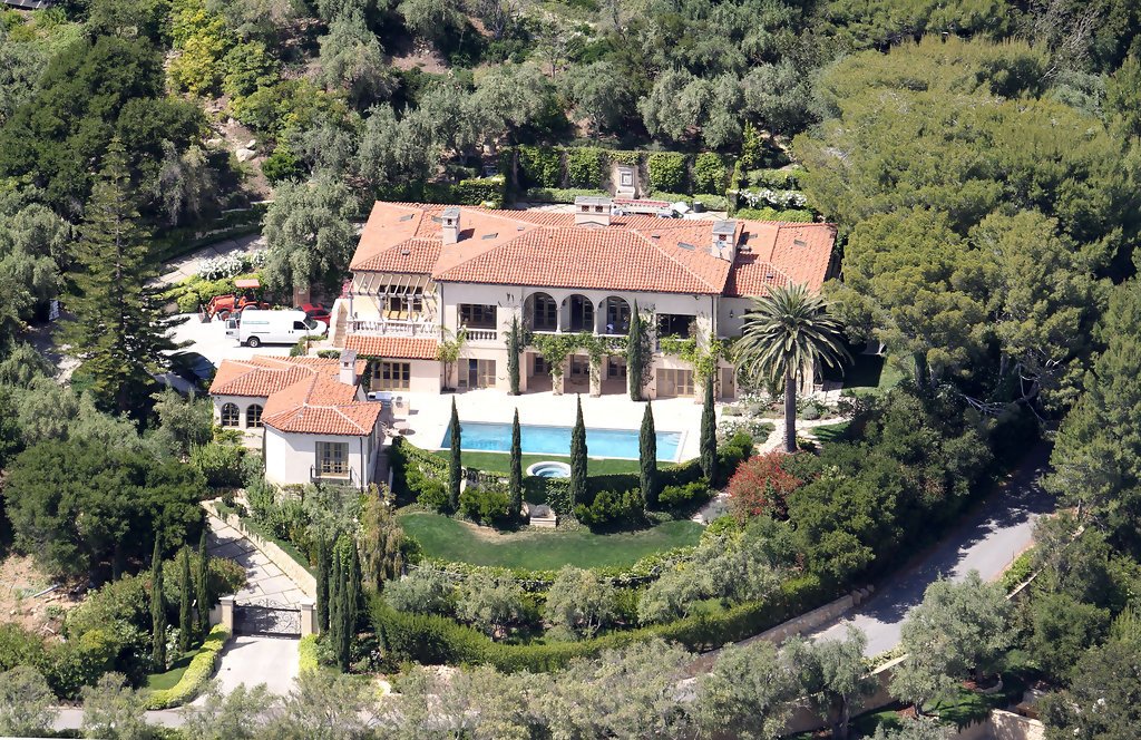 Al Gore is worth $300 million. But the north pole is not ice free and oceans have not swallowed islands and cities, as he promised. Gore made a career of scaring people with his fictionalised movie, An Inconvenient Truth. He left politics 1999 with $1.7 million. This is his pad.