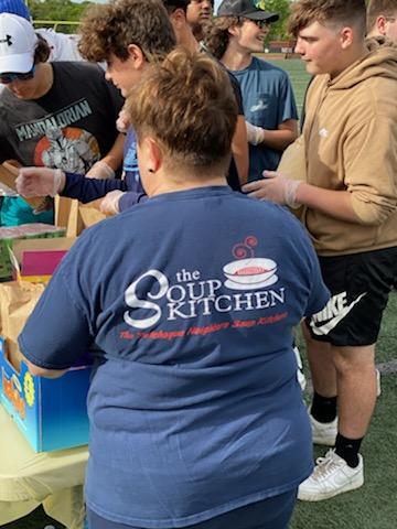 PATMED_RAIDERS's tweet image. Today our Student-athletes packed over 100 bagged lunches to feed the homeless through the St. Frances De Sales church Soup kitchen of Patchogue. Vibe was great &amp;amp; everyone was there for the same common cause. Very proud event for all. #community #raidersgiveback #Raiders 🔴⚪️⚫️🏴‍☠️