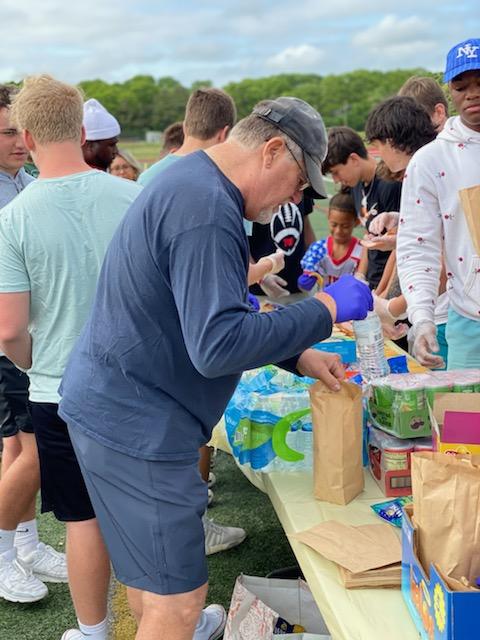 PATMED_RAIDERS's tweet image. Today our Student-athletes packed over 100 bagged lunches to feed the homeless through the St. Frances De Sales church Soup kitchen of Patchogue. Vibe was great &amp;amp; everyone was there for the same common cause. Very proud event for all. #community #raidersgiveback #Raiders 🔴⚪️⚫️🏴‍☠️
