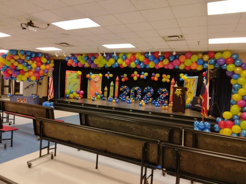 mrspenzo's tweet photo. Our parent volunteers dressed up our awards assemblies beautifully! They changed the scene not once, not twice but THREE times! Wow that’s a lot of hard work and love for Brown Elementary! 🐻❤️ https://t.co/4MpJ6FtZH0