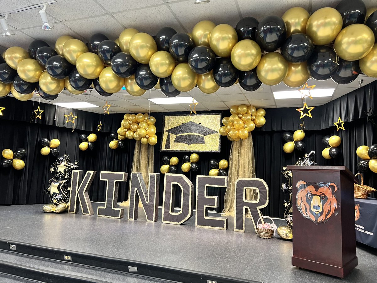 mrspenzo's tweet photo. Our parent volunteers dressed up our awards assemblies beautifully! They changed the scene not once, not twice but THREE times! Wow that’s a lot of hard work and love for Brown Elementary! 🐻❤️ https://t.co/4MpJ6FtZH0