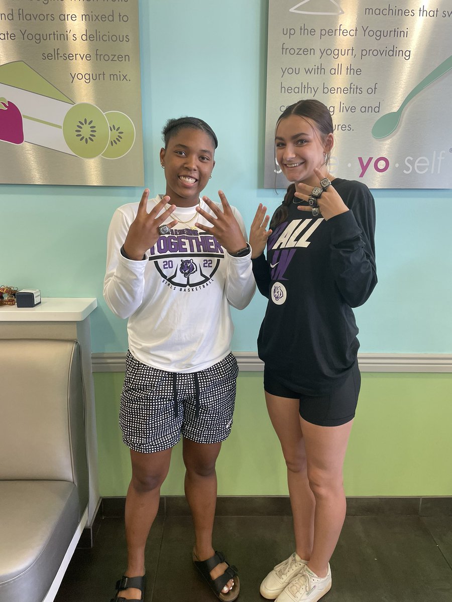Kendal12R's tweet photo. The fourth ring hits different #4peat @MHSLadyBBall @SCStorm_WBB https://t.co/EAXSHhh4Xj