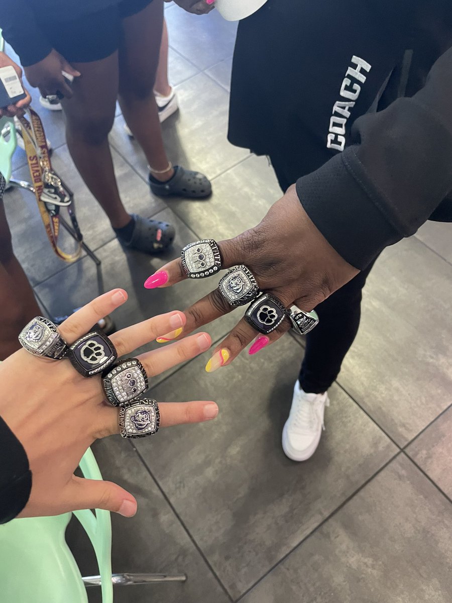 Kendal12R's tweet photo. The fourth ring hits different #4peat @MHSLadyBBall @SCStorm_WBB https://t.co/EAXSHhh4Xj