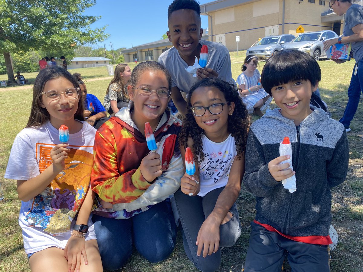 smalldfes's tweet photo. Last day of 5th grade @DFT_Braves with @AlifiaBritton and @angela_page5 #nextstopmiddleschool https://t.co/qqUSVOxVUv