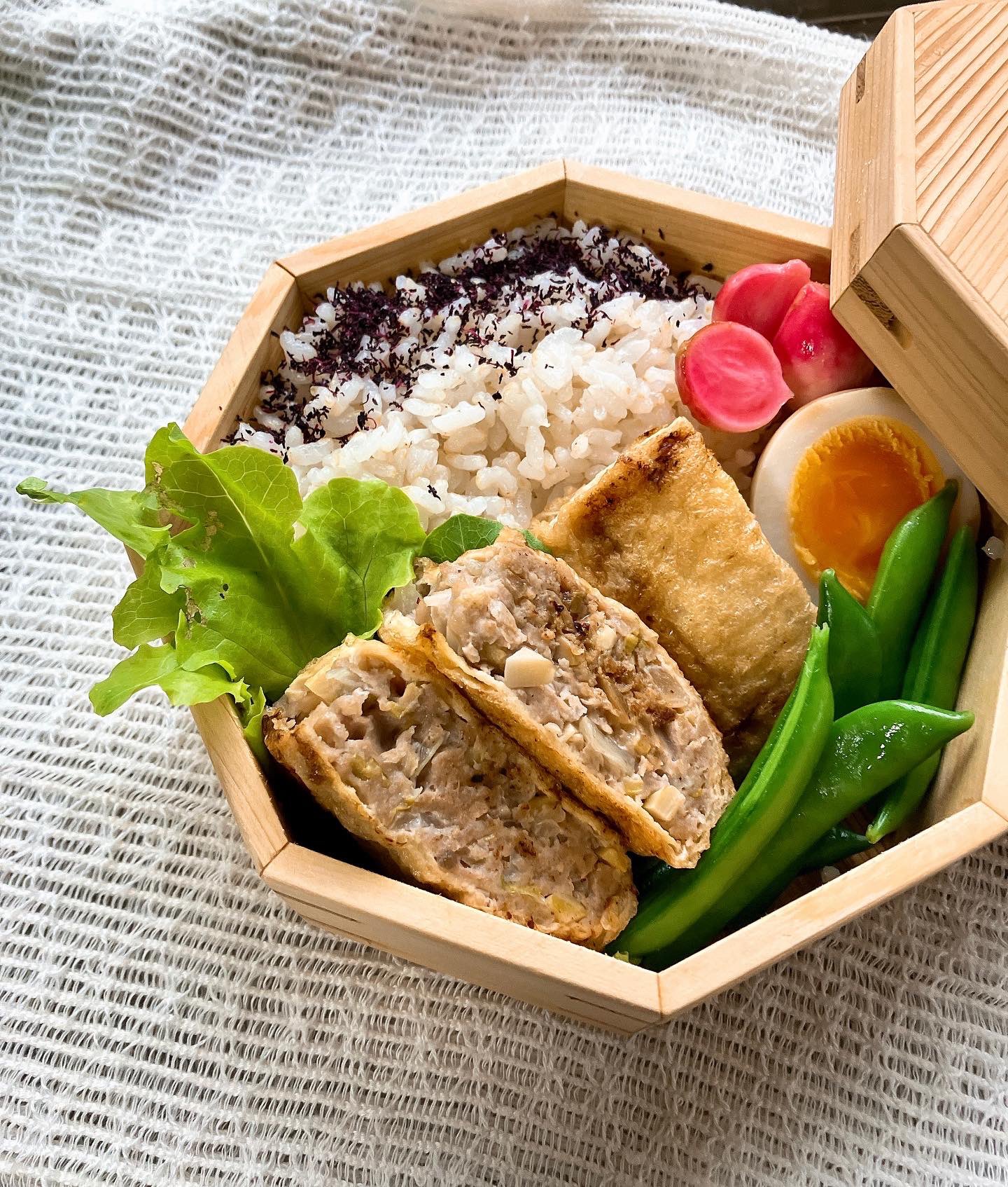 あや弁当 自然とともにある暮らし 今日のお弁当 筍入り油揚げ餃子 味玉 スナップエンドウ ラディッシュのマリネ おはようございます 今日のメインは 刻み筍をタネに加えた餃子 シャキシャキと食感が良いです 余っていたレタスもついでに入れてます