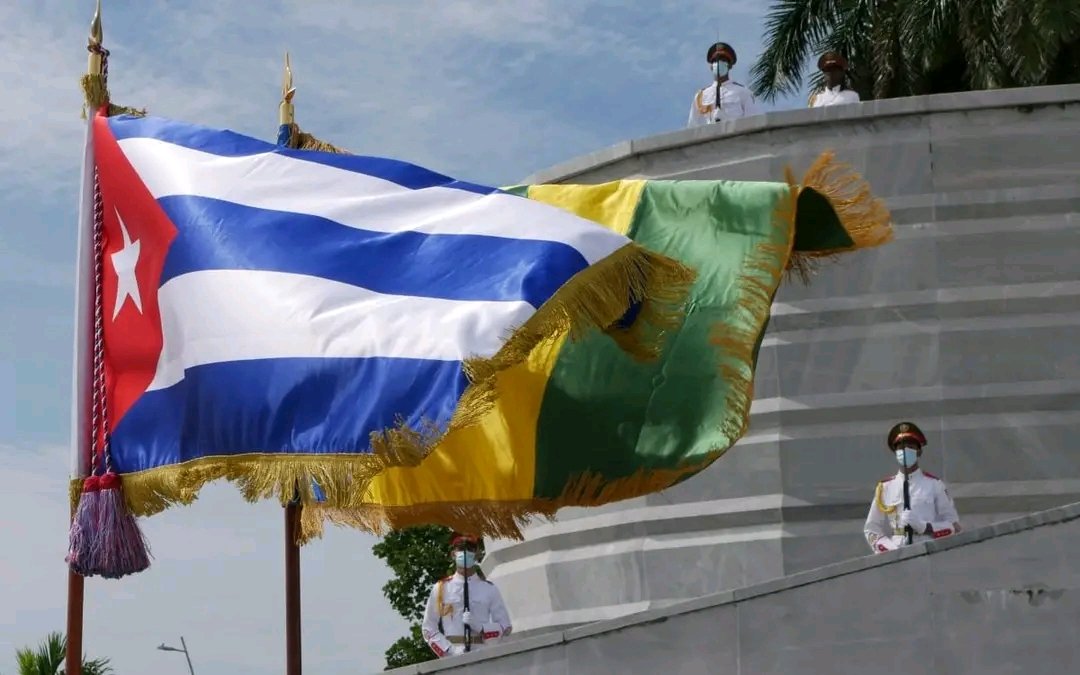 Hoy mi bandera #Cuba ondea junto a ella #SanVicenteYLasGranadinas para formar y fomentar una #AlianzaParaLaVida en materia de solidaridad soberana.