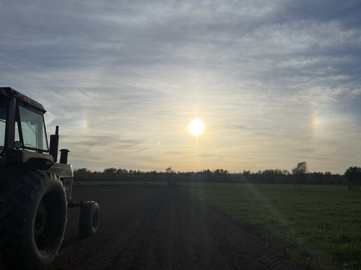 JakeyLyn's tweet photo. 🌈 #rainbow #sundog #farmlife #tractor #makingmemories https://t.co/6fGRWvVMXq