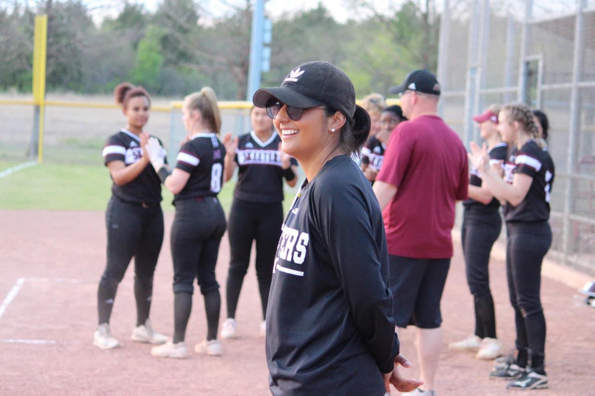 DaniellaRodarte's tweet photo. Another 4 amazing years at THE Mesquite HS has come and gone. Skeeter for life, but time for a new adventure! 🥎🦟 https://t.co/U2LQrhNEih