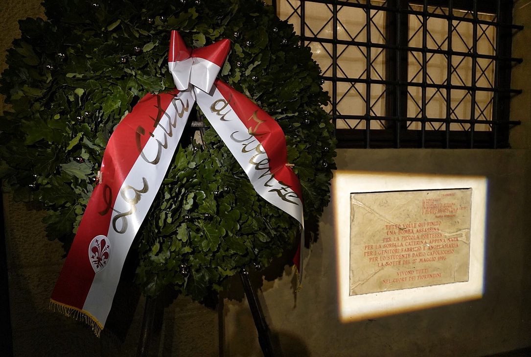 DarioNardella's tweet photo. 27 maggio 1993 ore 1:04, un boato scuote la città. Dario, Angela, Fabrizio, Nadia e la piccola Caterina perdono la vita: la mafia colpisce Firenze con la strage dei #Georgofili. Ricordiamo le vittime e continuiamo a chiedere giustizia. https://t.co/lpjxqEzh3r