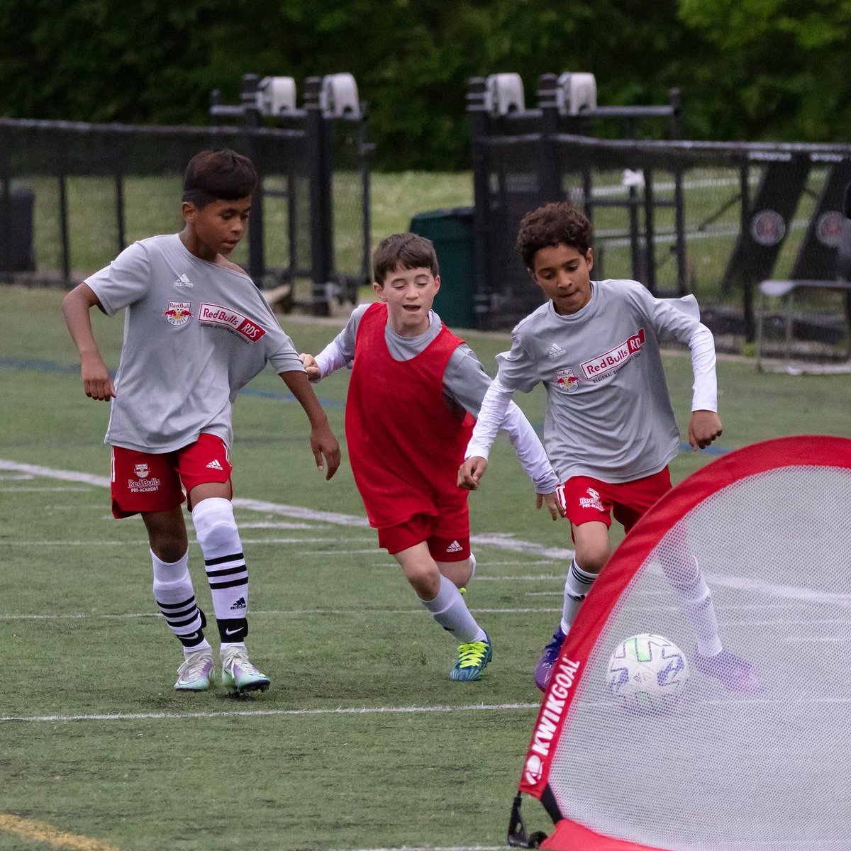 RyanFernandez40's tweet photo. A few pics from this Monday’s training session with my NY Red Bulls Pre-Academy team. (Photos courtesy of Jay Gonzalez.) @NewYorkRedBulls @RedBullsAcademy #nyredbullspreacademy #rf40 #ryanfernandez #workhard #defication #youthsoccer https://t.co/qSHhhq83ml