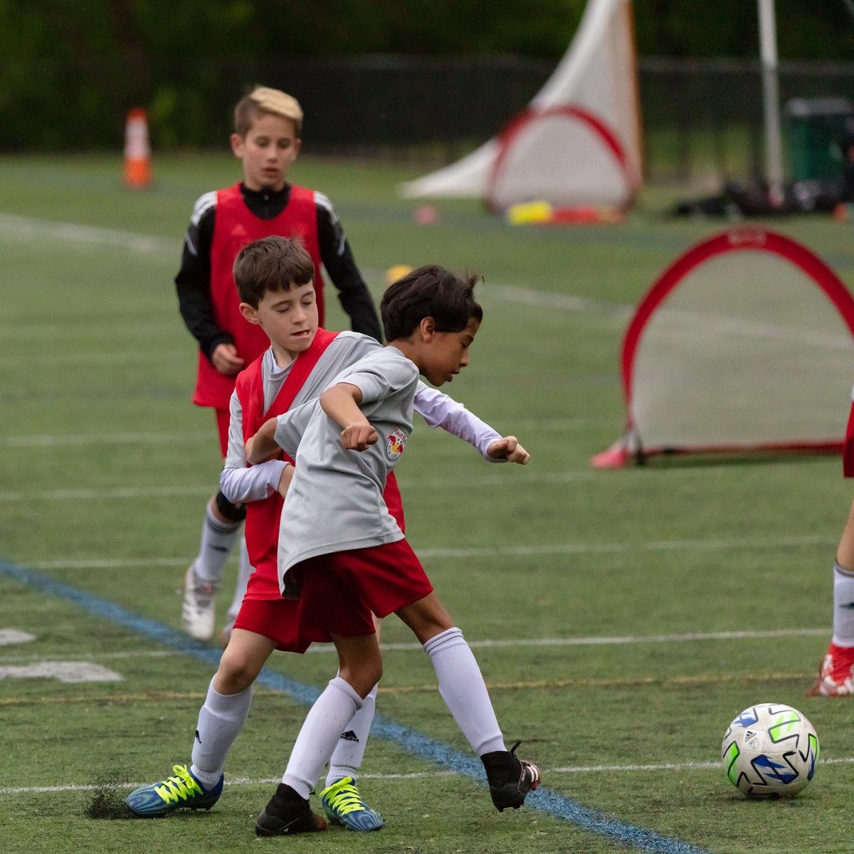RyanFernandez40's tweet photo. A few pics from this Monday’s training session with my NY Red Bulls Pre-Academy team. (Photos courtesy of Jay Gonzalez.) @NewYorkRedBulls @RedBullsAcademy #nyredbullspreacademy #rf40 #ryanfernandez #workhard #defication #youthsoccer https://t.co/qSHhhq83ml