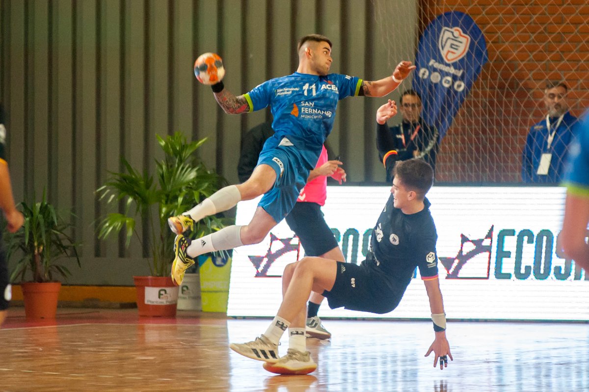 CAHandballARG's tweet photo. ¡Victoria y pasaje ✈️ a las semifinales del Sur-Centro de Clubes para @SanfernandoHB!

Los de San Fernando 🇦🇷 superaron a Colegio Alemán 🇺🇾 por 23:17 y de esta manera se quedan con el primer puesto del grupo. Todavía resta saber rival y horario para el duelo de semifinales. https://t.co/XIVtZt0tU6
