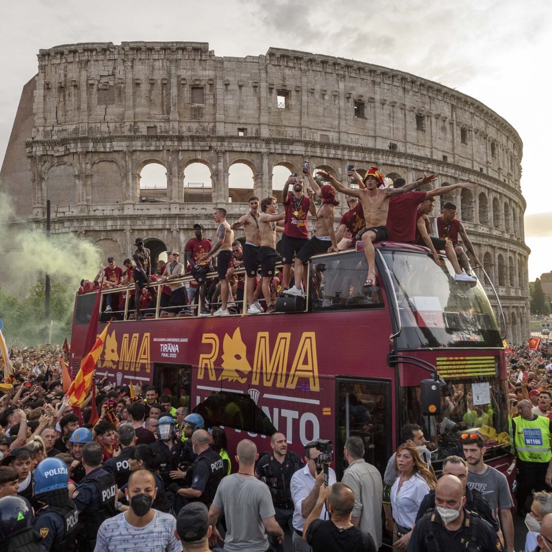 😍 La celebración de la Roma tras ganar la Conference nos dejó esta preciosa imagen con el Coliseo de fondo