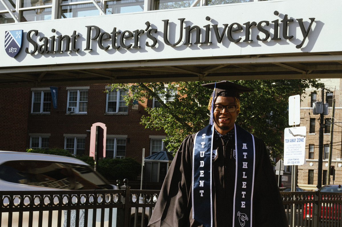 So I graduated today.🎓🤝