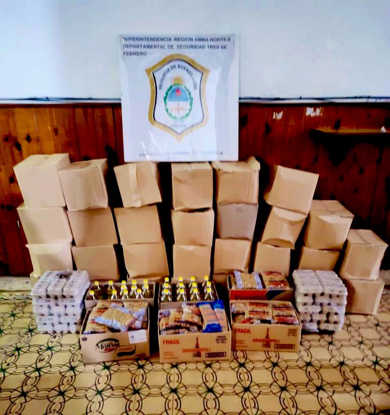 dievalen's tweet photo. Dos detenidos por la policía, luego de una denuncia del proveedor por reventa de alimentos que debían ir a las escuelas y terminaron en un comercio de Villa Raffo. Acompañamos la investigación para que se esclarezca y se castigue a los responsables! https://t.co/MH642AioRc
