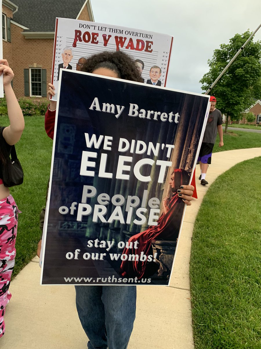 Virginia_Allen5's tweet photo. 11 pro-abortion protesters have been marching around Justice Amy Coney Barrett’s neighborhood for about 20 minutes. https://t.co/xHLLtshIzi