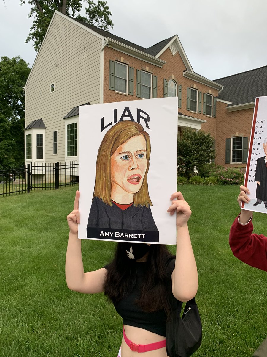 Virginia_Allen5's tweet photo. 11 pro-abortion protesters have been marching around Justice Amy Coney Barrett’s neighborhood for about 20 minutes. https://t.co/xHLLtshIzi