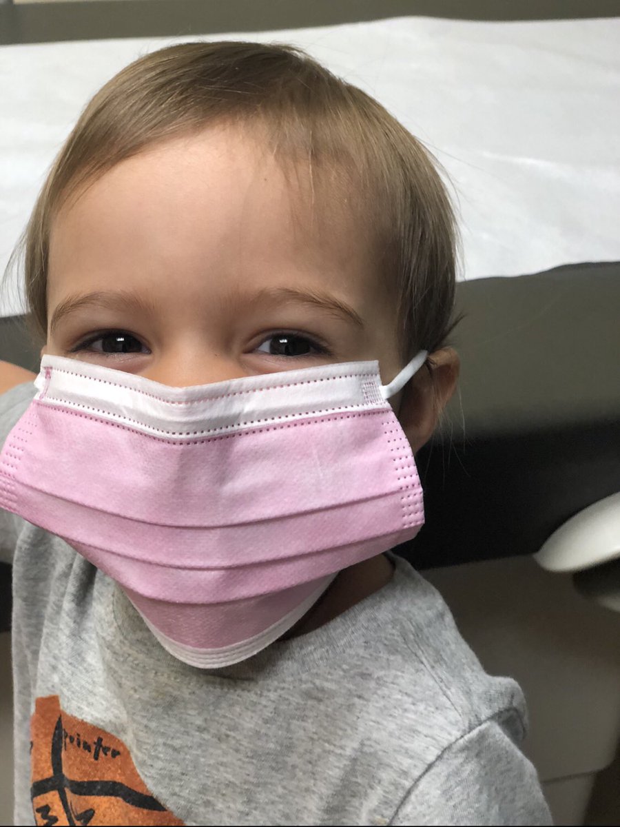 My pandemic baby has finally aged into her mask. I’m calling it her mascañera. 😷 

#pandemicbaby #COVID19 #2020baby #mascañera