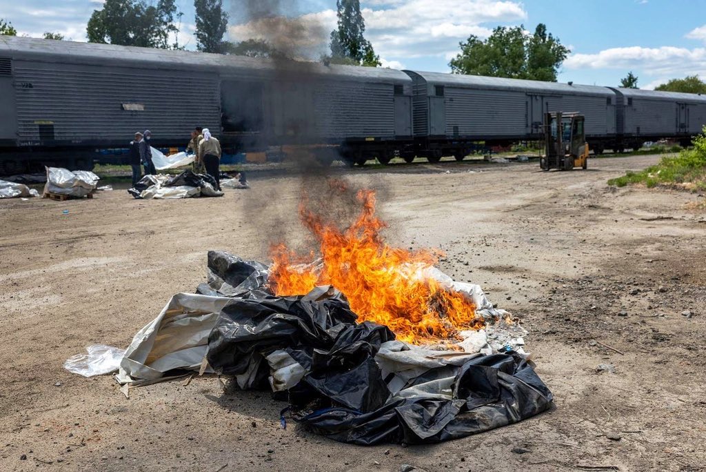 jbmoorephoto's tweet photo. Collecting and rebagging of dead Russian soldiers continues, as soiled body bags are burnt. Meanwhile, Russian attacks on Kharkiv resume. #Ukraine #gettyimages #gettyimagesnews https://t.co/PC228Lc3MB