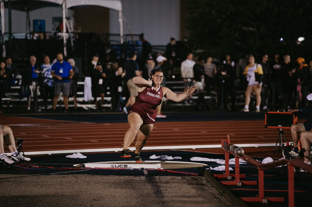 KD Young caps off her season with a PR in the shot put. #Gamecocks 

She finishes 18th with a toss of 16.23m/53-3.
