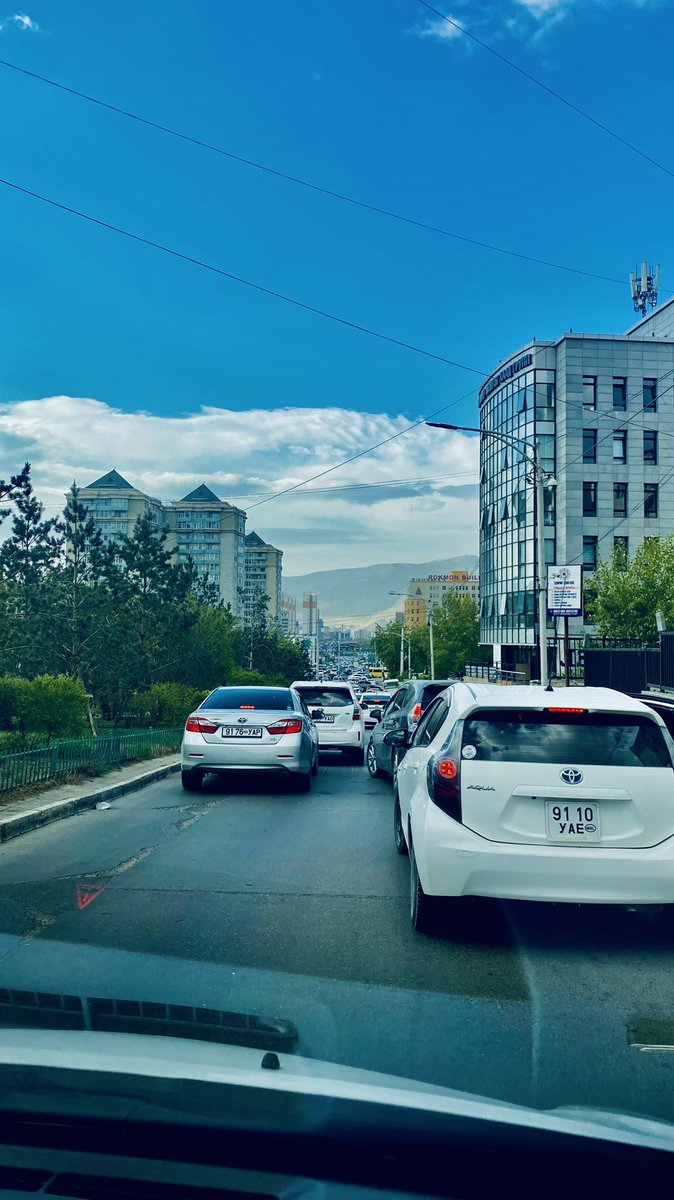 Өглөөний мэнд.
Түгжирсээр л …