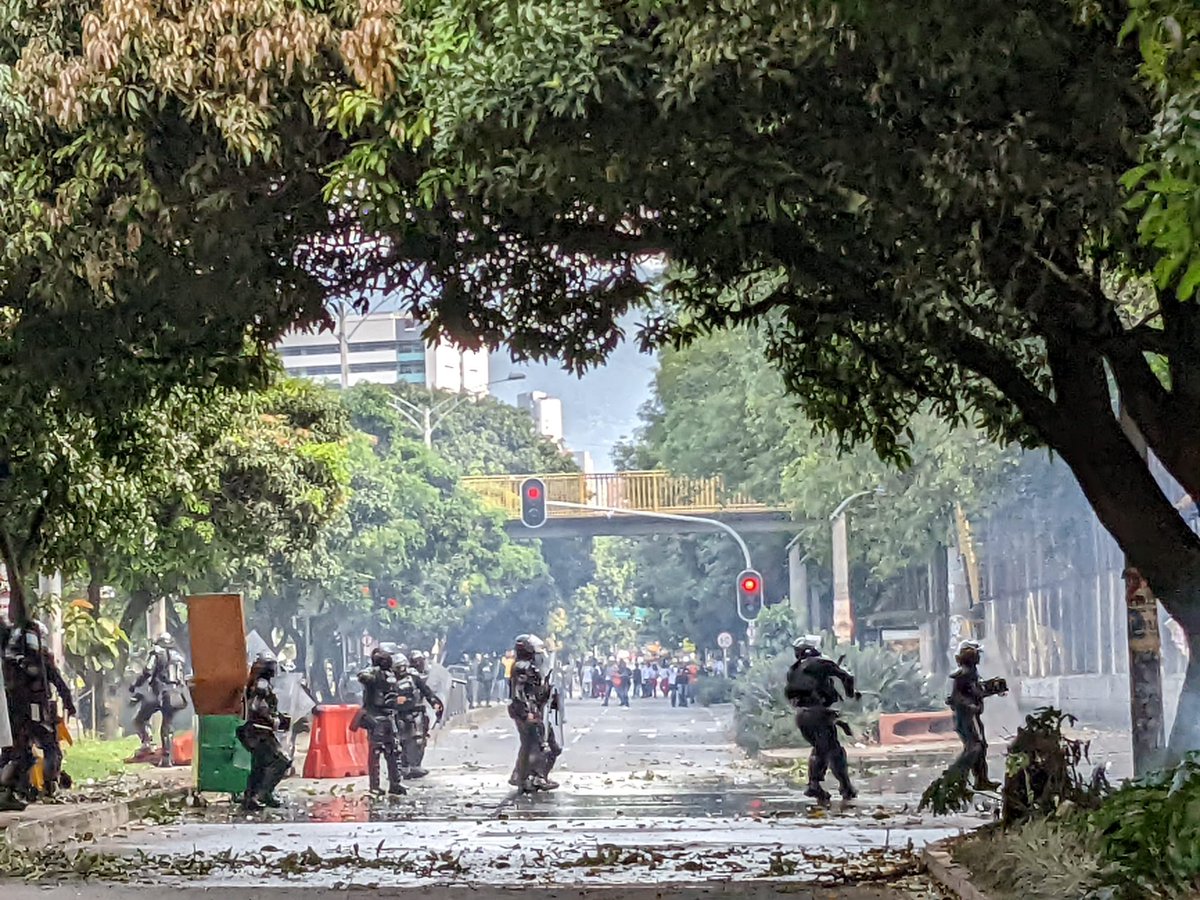 MarylinRB's tweet photo. Hoy en #AvenidaLasVegas #Medellín 🔥.
Enfrentamiento entre estudiantes y policías 😦.
#Colombia 🇨🇴 https://t.co/REZLdCH6g6