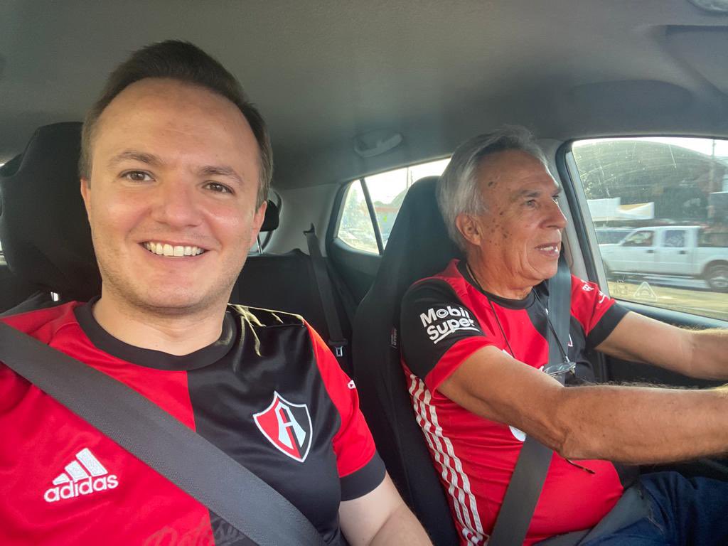 licjuarezmacias's tweet photo. Ya en camino a ver al próximo bicampeón del fut bol mexicano,con el culpable de que yo ame los colores ❤️🖤 #Atlas #Mijefe https://t.co/c4Ah5rp5hy