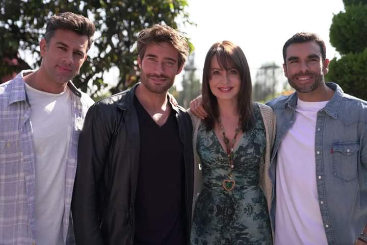DarkMaster__AR's tweet photo. Para que vean que yo tampoco le guardo rencor a Damián y a sus hermanos. Le dejo ésta imagen para que la ponga como foto de perfil, y éstas otras imágenes de él, sus hermanos y su mamá Elisa. Que las disfruten. @EIisaGuerrero @_JESUSGUERRER0 @iDAMIANGUERRER0 @SamueIGuerrero https://t.co/fDnYcK4qUL
