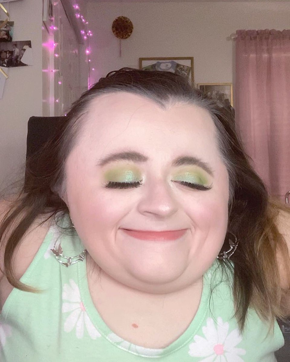 Makeup_Hannah15's tweet photo. Green ๐ with envy! โจ๐ #motd๐ #ootd๐ #makeupismypassion #makeupobsesssed #makeuplover #greeneyeshadow #fullglam https://t.co/YDv6B1GK0I