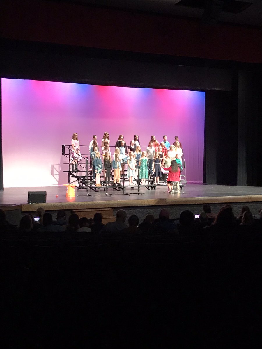 annettebowen333's tweet image. So proud of the 4th and 5th grade Husky Choir😍Thank you, Mrs. Chittick!! Our Huskies truly shined at the PAC🎤🎶 #sblsd @pta_mle  @pinaygirl13