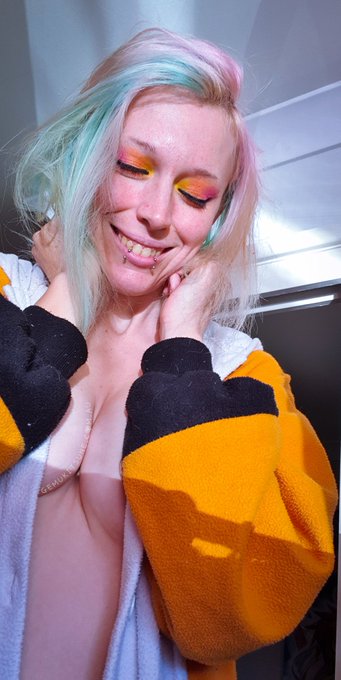 Look at this gorgeous makeup my bestie did! She's a 🌟 and its inspiration was the sunset we saw yesterday<a href="/tag/bdsm"class="tags"><span>#bdsm</span></a><a href="/tag/kinky"class="tags"><span>#kinky</span></a><a href="/tag/wax"class="tags"><span>#wax</span></a>