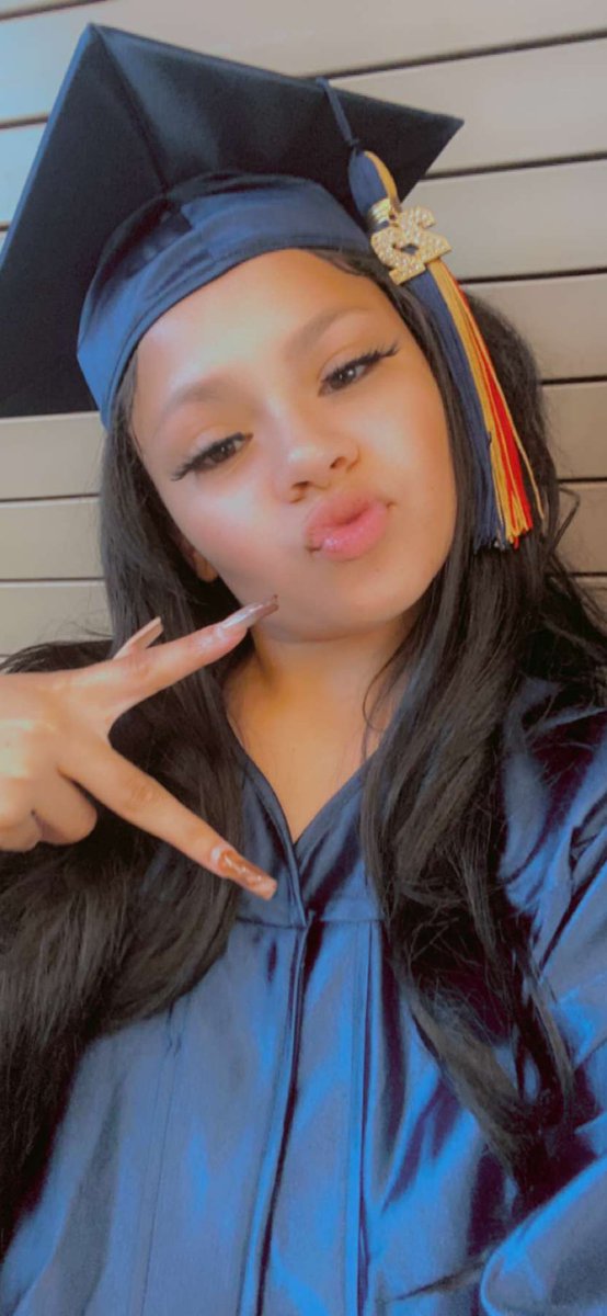 ktrbrtsn's tweet photo. It’s Graduation day!! Congratulations, Jayla!! #collinsgrad22 https://t.co/20h0636yCz