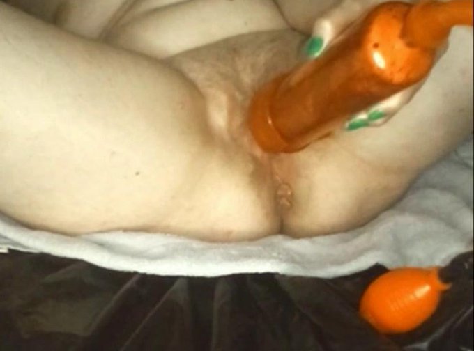 Coucou :-) Ce soir mes l&egrave;vres sont encore toutes gonfl&eacute;es... Ma chatte toute dilat&eacute;e... DEVINEZ L'ETAT