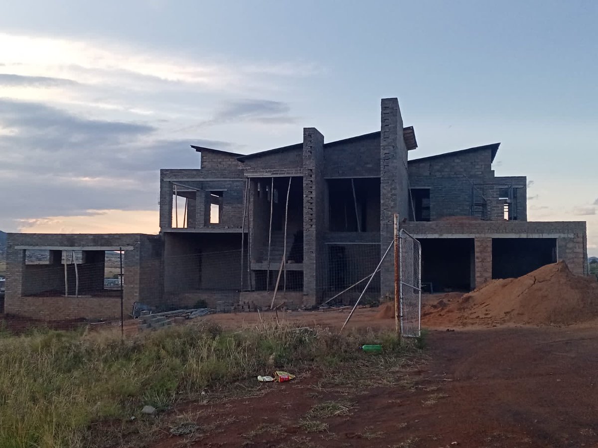 Morganphoenix9's tweet image. #HMWinterEssentials
Looking4 a professional house plan or a builder to build your dream house WhatsApp:0787623623
Designed&amp;amp;built by Mehisa Architecturals
Roof altered to butterfly roof, from the ground up to here, inclusive of labour&amp;amp;material it costed R1.2million&amp;amp; stil going