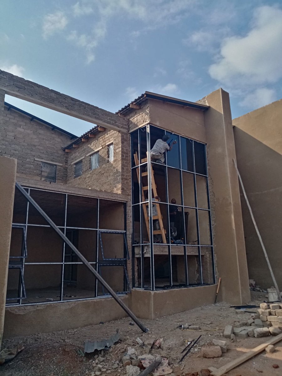 Morganphoenix9's tweet image. #HMWinterEssentials
Looking4 a professional house plan or a builder to build your dream house WhatsApp:0787623623
Designed&amp;amp;built by Mehisa Architecturals
Roof altered to butterfly roof, from the ground up to here, inclusive of labour&amp;amp;material it costed R1.2million&amp;amp; stil going