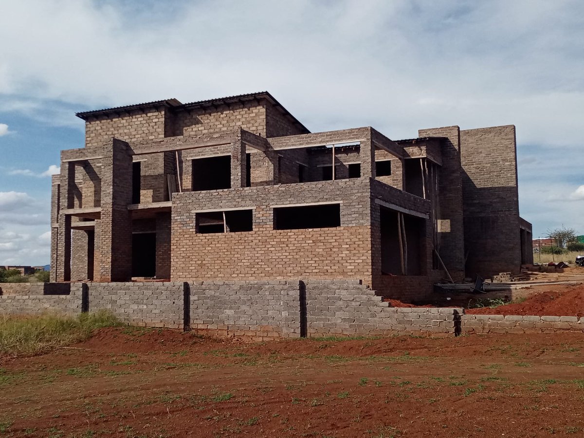Morganphoenix9's tweet image. #HMWinterEssentials
Looking4 a professional house plan or a builder to build your dream house WhatsApp:0787623623
Designed&amp;amp;built by Mehisa Architecturals
Roof altered to butterfly roof, from the ground up to here, inclusive of labour&amp;amp;material it costed R1.2million&amp;amp; stil going