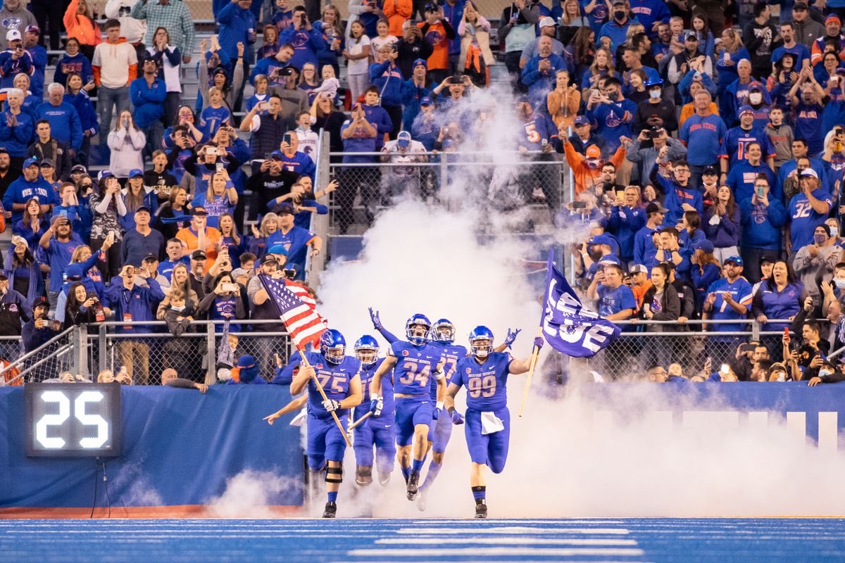 MichaelMadrie1's tweet photo. After a great conversation with the coaches at Boise State I’m excited to announce I have received an offer from Boise State University!! @toddrodgers13 @Coach_Lundy @AABroncoHC @coachfrankmaile @Coach_SD @CoachPotter73 @KiyoshiHarris   @TEP5252 @BHoward_11 @BroncoSportsFB https://t.co/r2MlU6nhqx