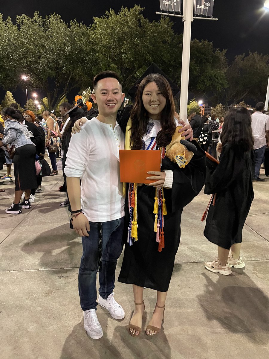 ashleypham27's tweet photo. call me a chemistry cylinder bc i am graduated. https://t.co/X88lEEK7K4