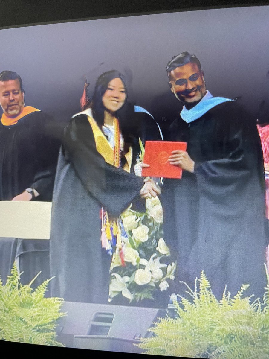 ashleypham27's tweet photo. call me a chemistry cylinder bc i am graduated. https://t.co/X88lEEK7K4