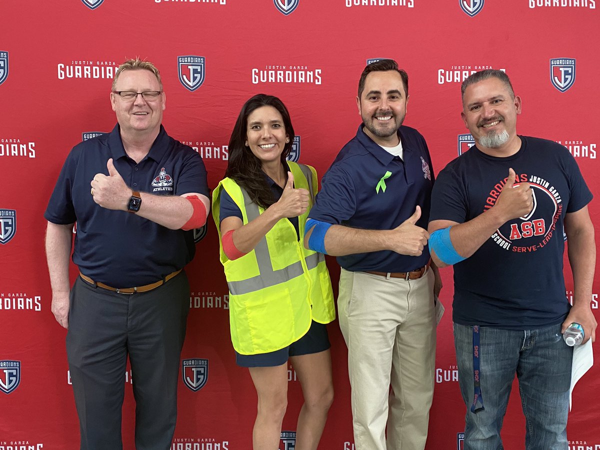 JGH_Principal's tweet image. Founder’s Day! We had a great turn out of students, staff, and parents who offered their service in honor of Justin Garza. #WeAreJG @CentralUSD @BeautifyFresno @CenCABlood