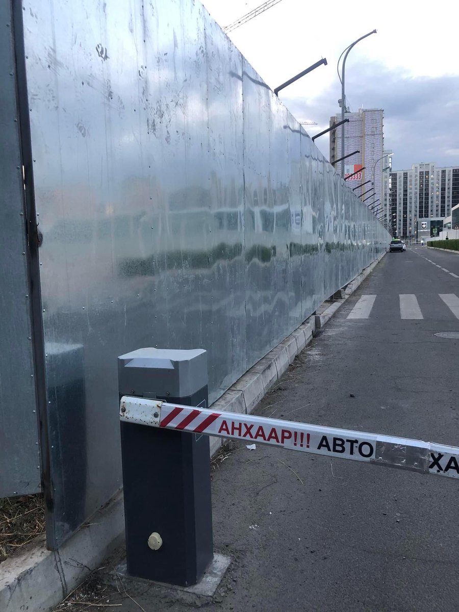 Bazuulaa's tweet photo. Заа арай дэндэж байна сдуу энэ ТЕСО группын барьж байгаа орон сууцны барилга явган хүний замыг хээв нэг хаагаад хашаа барьчихлаа бид одоо хаагуур нь алхах уу...❓ 

Баян цатгалан, эрх мэдэлтэй хүний өмнө бид ингэж өрөвдөлтэй алхах ч газаргүй амьдрах ёстой юу...❓ https://t.co/kDThkrYhsT