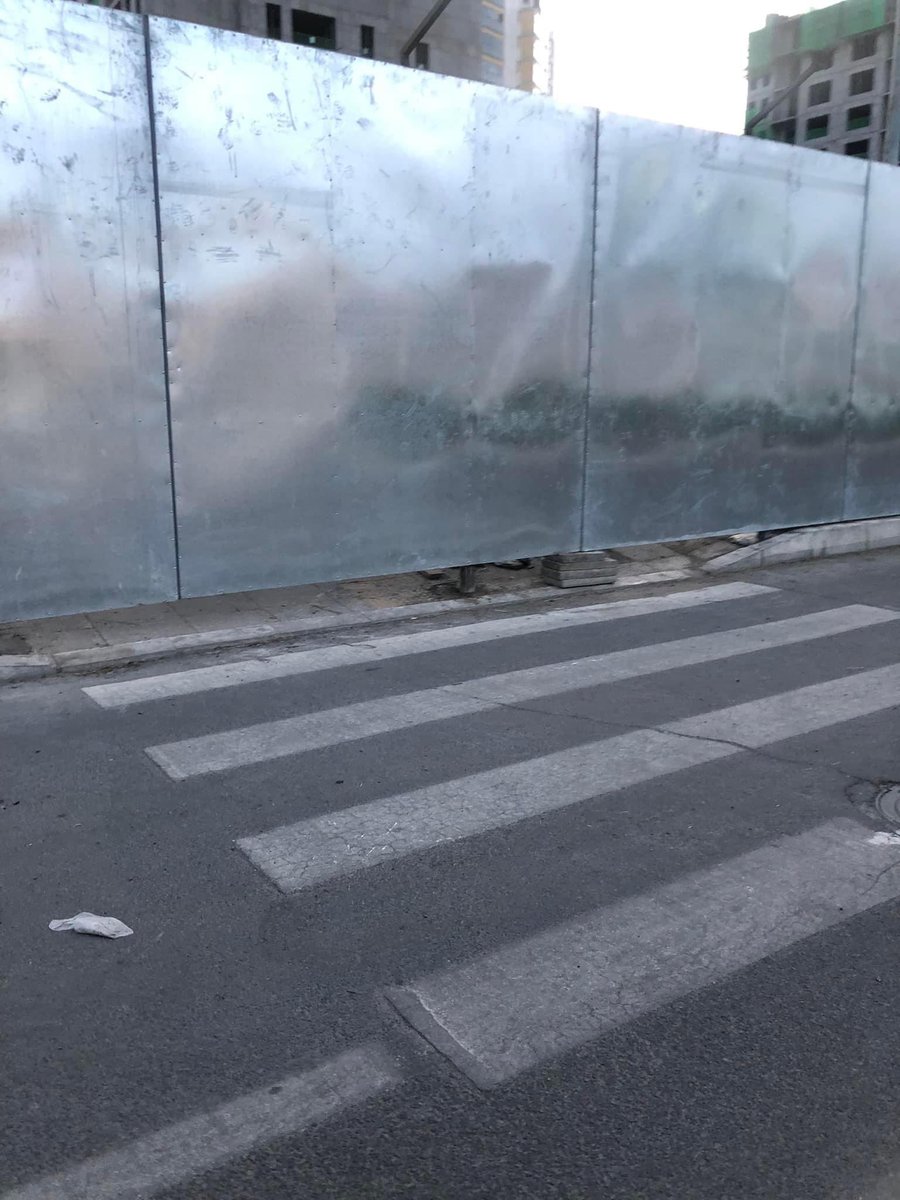 Bazuulaa's tweet photo. Заа арай дэндэж байна сдуу энэ ТЕСО группын барьж байгаа орон сууцны барилга явган хүний замыг хээв нэг хаагаад хашаа барьчихлаа бид одоо хаагуур нь алхах уу...❓ 

Баян цатгалан, эрх мэдэлтэй хүний өмнө бид ингэж өрөвдөлтэй алхах ч газаргүй амьдрах ёстой юу...❓ https://t.co/kDThkrYhsT