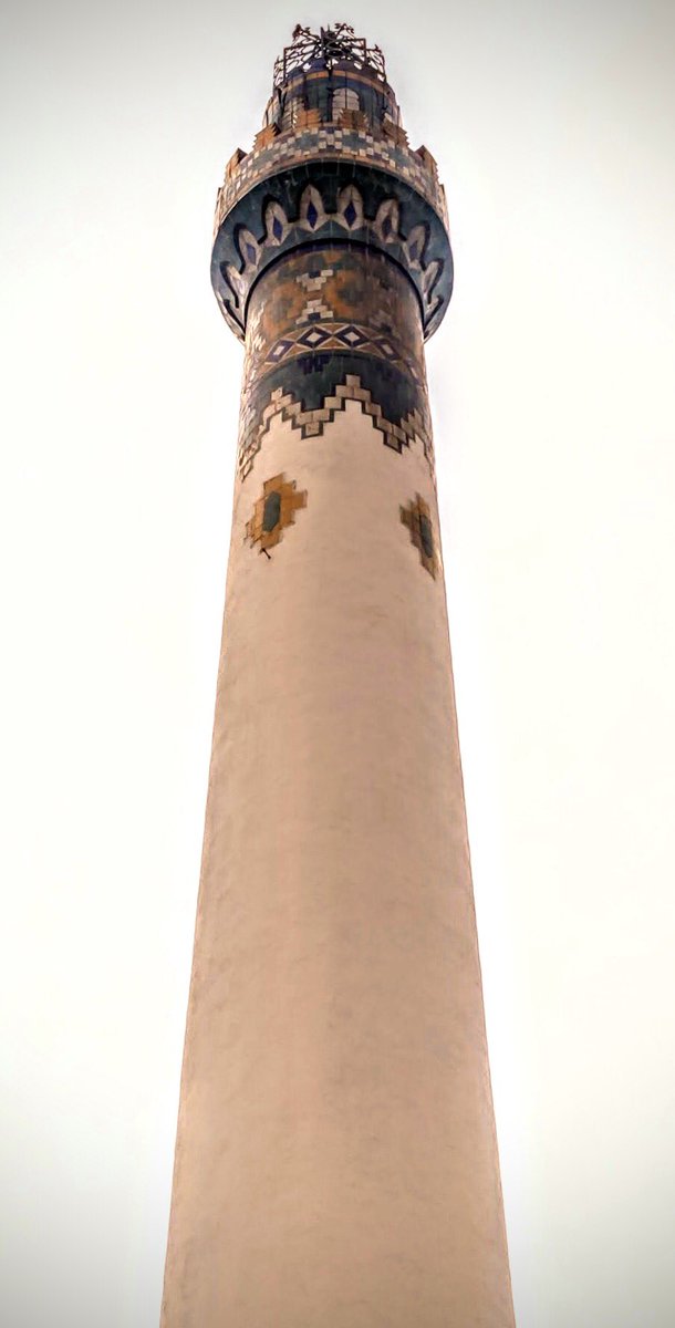 Mi Prepa <a href="/PFLC_mx/">Lázaro Cárdenas</a> bonita cuenta con decoración mudejar, del que algún vez fue el Casino de Agua Caliente de #Tijuana 
El famoso minarete, en segundo semestre recuerdo que el profesor de trigonometría nos mandó medir la altura de éste, a todos los mandaban.
Diciembre 2021.