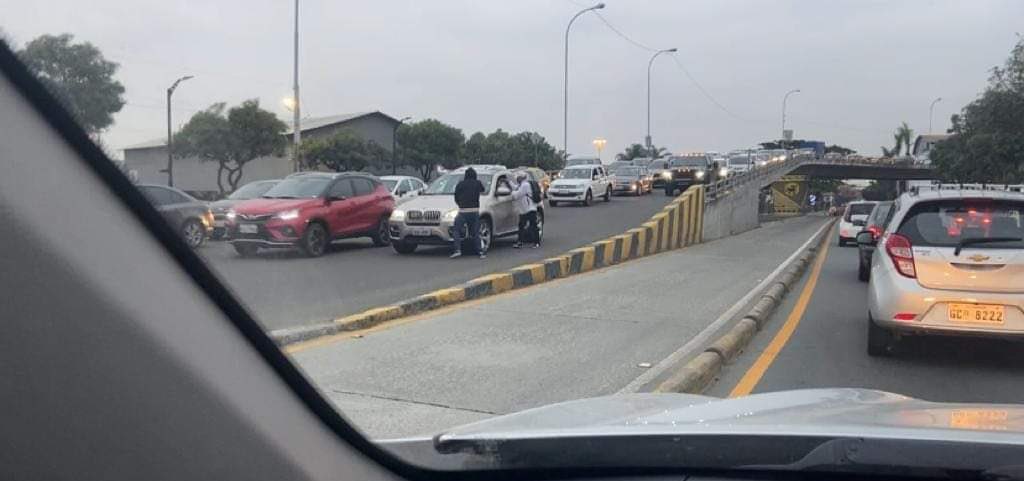 NathalieNavas's tweet image. Ecuador INVIVIBLE! Por esta calle cojo todos los días para ir del trabajo a casa! Qué hacer? Cómo actuar? Entregar todo por lo que te sacas el aire trabajando.