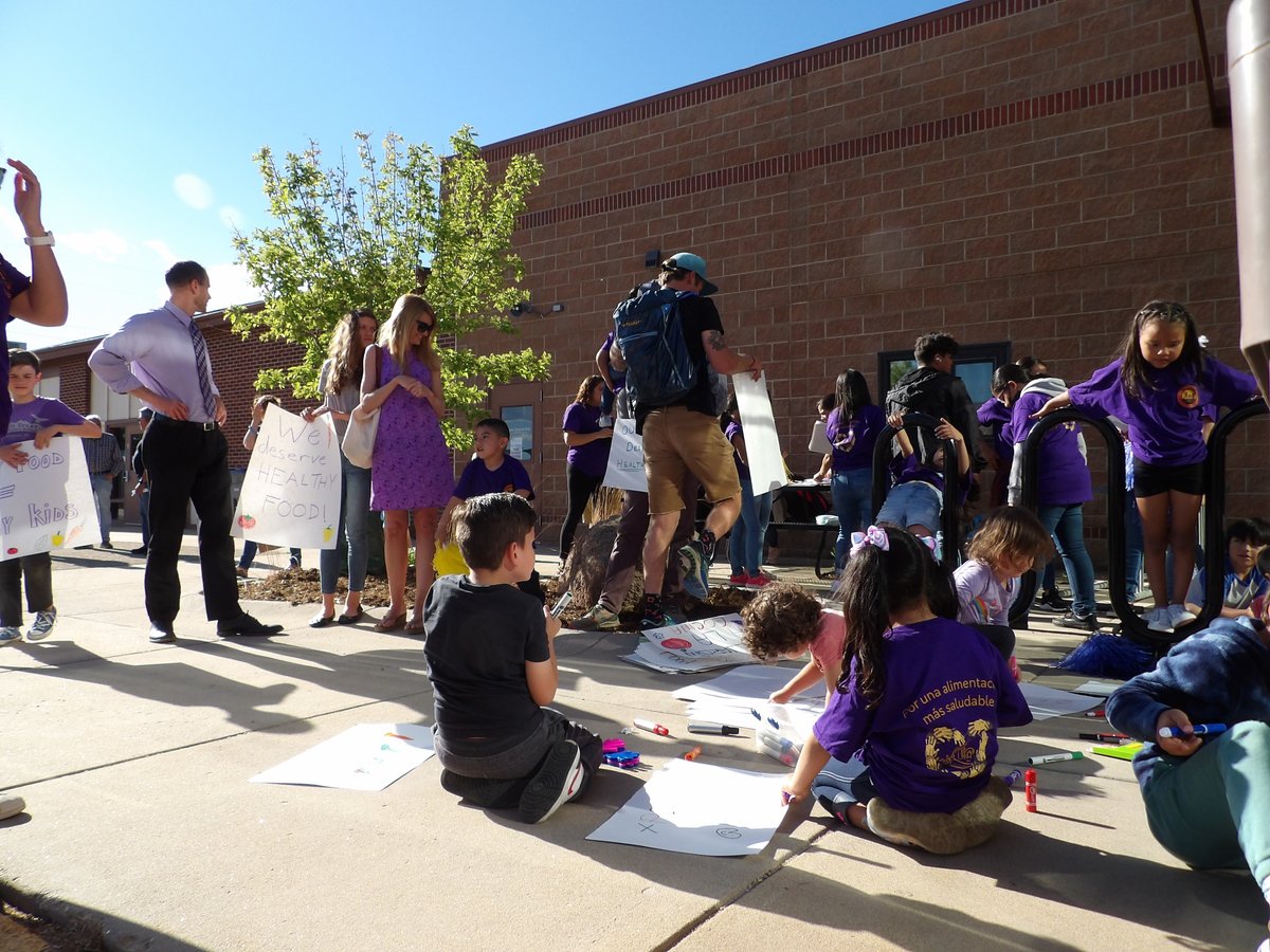 breakingboulder's tweet image. ELPASO Voz Longmont peaceful protesters mobilize at SVVSD Wednesday to promote healthier food options at area schools bit.ly/3z1DVcp