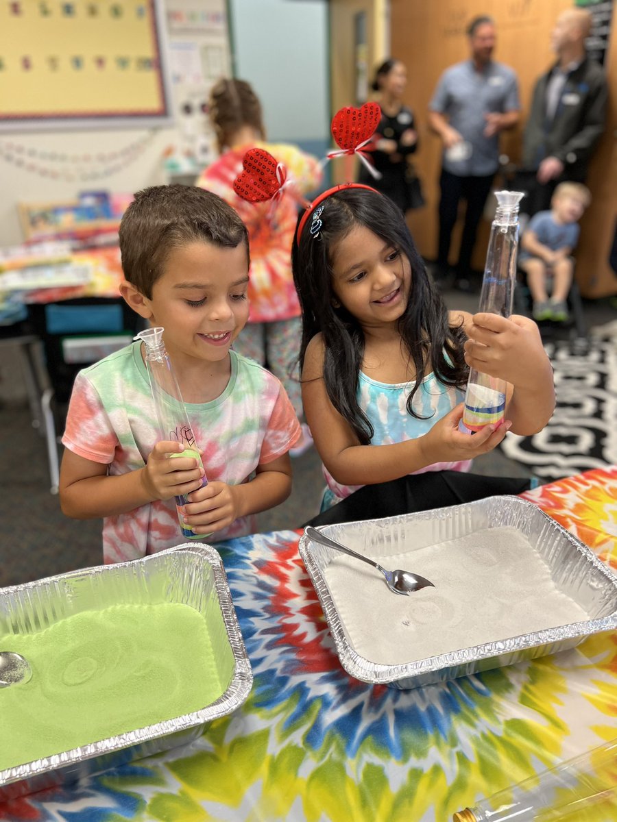 dragonfirsties's tweet photo. Couldn’t end the year without our PEACE OUT party! ✌🏼 https://t.co/QxQmdu05DJ
